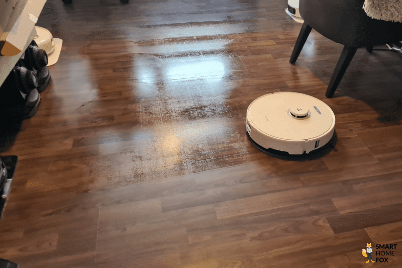 Roborock S8 Pro Ultra моет пол в кабинете.